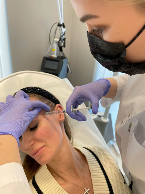 At what age does a woman's neck start to sag?